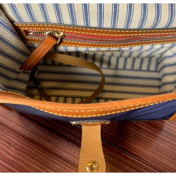Women's Dooney & Bourke Wayfarer Flap Nylon Crossbody, Blue, EUC! - Picture 4 of 4